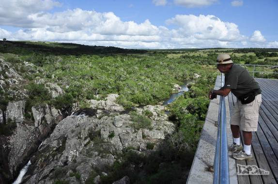 Do mirante, o Joca observa o parque Salto del Penitente, na região de Villa Serrana, no Uruguai